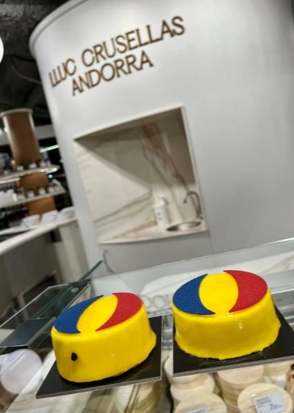 Pyrénées Andorra celebra el Dia de la Constitució amb un pastís exclusiu de Lluc Cruselles